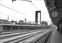 152998 Gezicht op het in aanbouw zijnde N.S.-station Almelo te Almelo vanaf het perron met op de achtergrond het oude ...